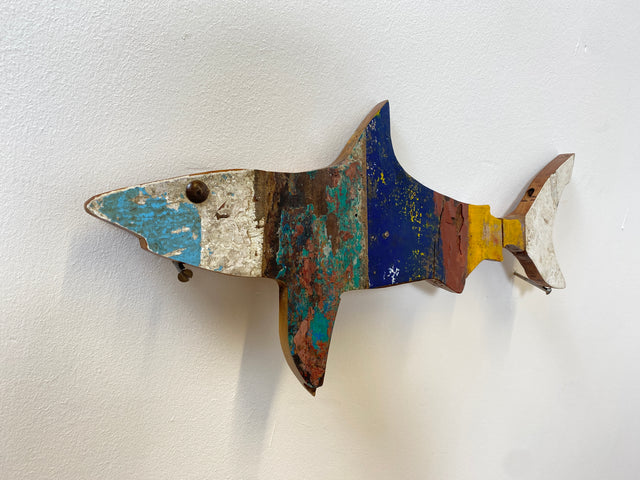 Boatwood by WMK # 1/5 Nachhaltiger Haifisch (L=60cm) aus altem Bootsholz, ein handgefertigtes Unikat aus Teak in Originalfarben der Boote # Fisch Hai Wanddekoration Wandbild Dekoration Holzfisch Bild