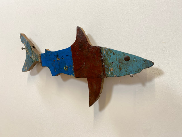 Boatwood by WMK # 1/5 Nachhaltiger Haifisch (L=60cm) aus altem Bootsholz, ein handgefertigtes Unikat aus Teak in Originalfarben der Boote # Fisch Hai Wanddekoration Wandbild Dekoration Holzfisch Bild
