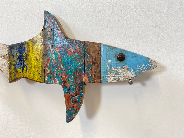 Boatwood by WMK # 1/5 Nachhaltiger Haifisch (L=60cm) aus altem Bootsholz, ein handgefertigtes Unikat aus Teak in Originalfarben der Boote # Fisch Hai Wanddekoration Wandbild Dekoration Holzfisch Bild