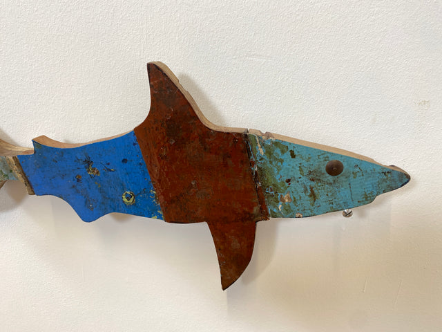 Boatwood by WMK # 1/5 Nachhaltiger Haifisch (L=60cm) aus altem Bootsholz, ein handgefertigtes Unikat aus Teak in Originalfarben der Boote # Fisch Hai Wanddekoration Wandbild Dekoration Holzfisch Bild