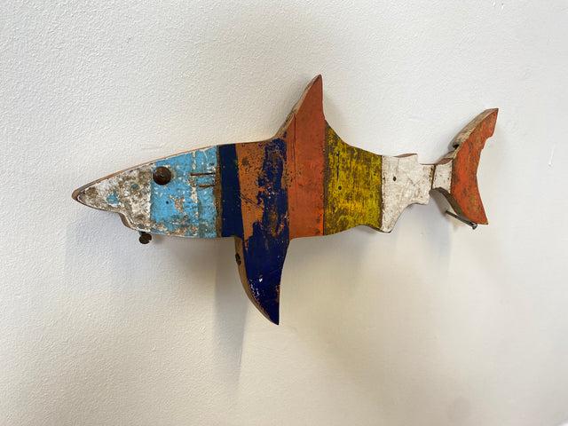 Boatwood by WMK # 1/5 Nachhaltiger Haifisch (L=60cm) aus altem Bootsholz, ein handgefertigtes Unikat aus Teak in Originalfarben der Boote # Fisch Hai Wanddekoration Wandbild Dekoration Holzfisch Bild