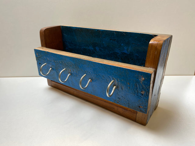 Boatwood by WMK # Nachhaltiger Schlüsselwandkasten in Blau mit 4 Haken, ein aus altem Bootsholz handgefertigtes Unikat aus massivem Teakholz # Schlüsselbrett Schlüsselkasten Hakenleiste Handtuchhalter