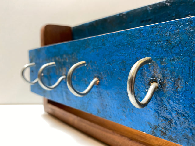 Boatwood by WMK # Nachhaltiger Schlüsselwandkasten in Blau mit 4 Haken, ein aus altem Bootsholz handgefertigtes Unikat aus massivem Teakholz # Schlüsselbrett Schlüsselkasten Hakenleiste Handtuchhalter