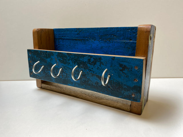Boatwood by WMK # Nachhaltiger Schlüsselwandkasten in Blau mit 4 Haken, ein aus altem Bootsholz handgefertigtes Unikat aus massivem Teakholz # Schlüsselbrett Schlüsselkasten Hakenleiste Handtuchhalter
