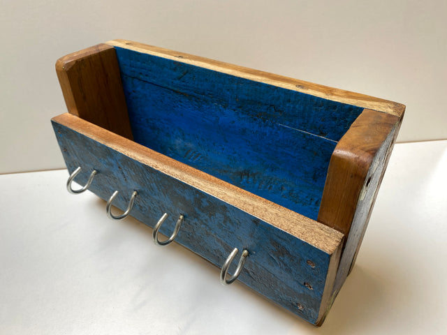 Boatwood by WMK # Nachhaltiger Schlüsselwandkasten in Blau mit 4 Haken, ein aus altem Bootsholz handgefertigtes Unikat aus massivem Teakholz # Schlüsselbrett Schlüsselkasten Hakenleiste Handtuchhalter