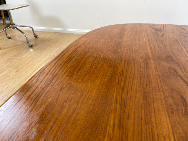 WMK I Formschöner ovaler skandinavischer Mid-Century Designer Couchtisch von Niels Bach aus Teakholz massiv I Wohnzimmertisch Coffee Table Tisch Danish Design Vintage 60er Teak Berlin Hamburg München