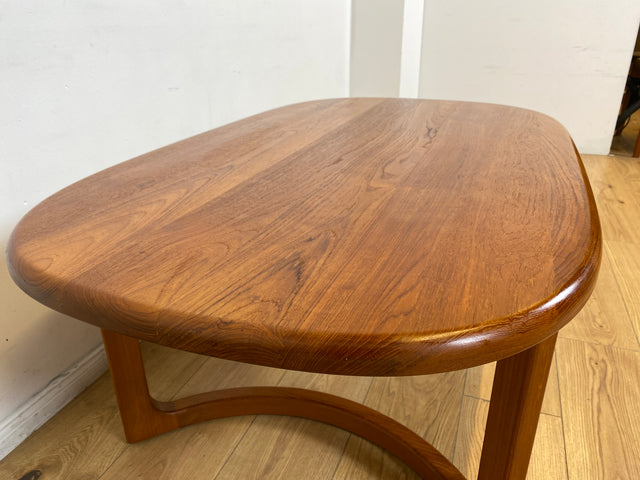 WMK I Formschöner ovaler skandinavischer Mid-Century Designer Couchtisch von Niels Bach aus Teakholz massiv I Wohnzimmertisch Coffee Table Tisch Danish Design Vintage 60er Teak Berlin Hamburg München