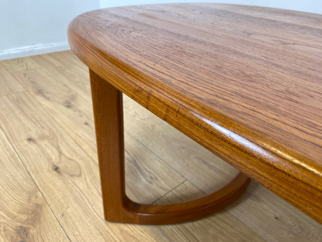 WMK I Formschöner ovaler skandinavischer Mid-Century Designer Couchtisch von Niels Bach aus Teakholz massiv I Wohnzimmertisch Coffee Table Tisch Danish Design Vintage 60er Teak Berlin Hamburg München