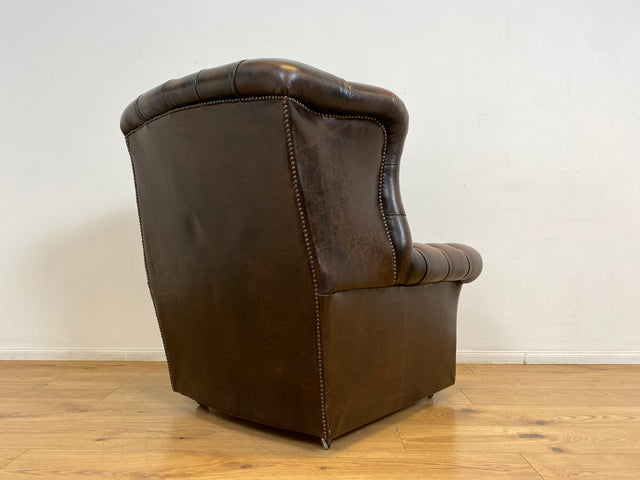 WMK I Charaktervoller orig. Englischer Chesterfield Wing Chair mit handgeknöpftem gestepptem Echt Leder Bezug und perfekter Patina I Sessel Ohrensessel Armchair Lesesessel Sitzgarnitur Leather Vintage