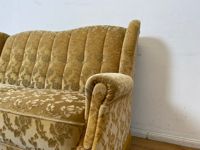 WMK I Versand I Freundliches und gemütliches Retro 2er Sofa mit tollem goldenem Samtbezug und Fransen