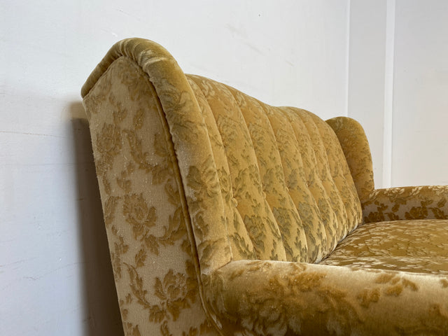 WMK I Versand I Freundliches und gemütliches Retro 2er Sofa mit tollem goldenem Samtbezug und Fransen