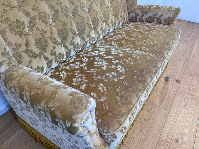 WMK I Versand I Freundliches und gemütliches Retro 2er Sofa mit tollem goldenem Samtbezug und Fransen