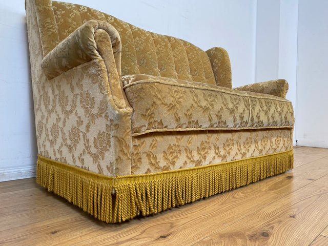 WMK I Versand I Freundliches und gemütliches Retro 2er Sofa mit tollem goldenem Samtbezug und Fransen
