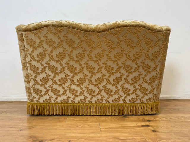 WMK I Versand I Freundliches und gemütliches Retro 2er Sofa mit tollem goldenem Samtbezug und Fransen