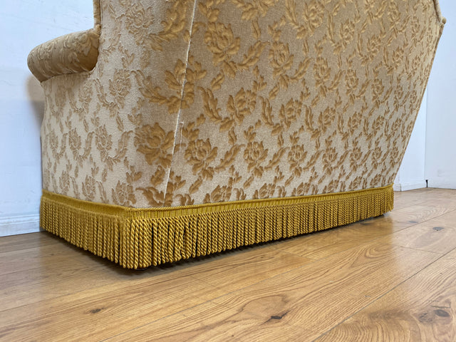 WMK I Versand I Freundliches und gemütliches Retro 2er Sofa mit tollem goldenem Samtbezug und Fransen
