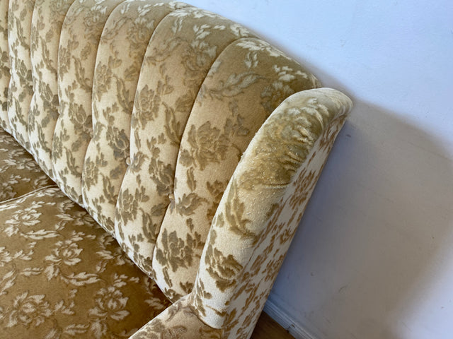 WMK I Versand I Freundliches und gemütliches Retro 2er Sofa mit tollem goldenem Samtbezug und Fransen