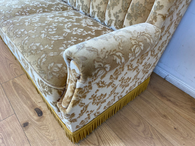 WMK I Versand I Freundliches und gemütliches Retro 2er Sofa mit tollem goldenem Samtbezug und Fransen