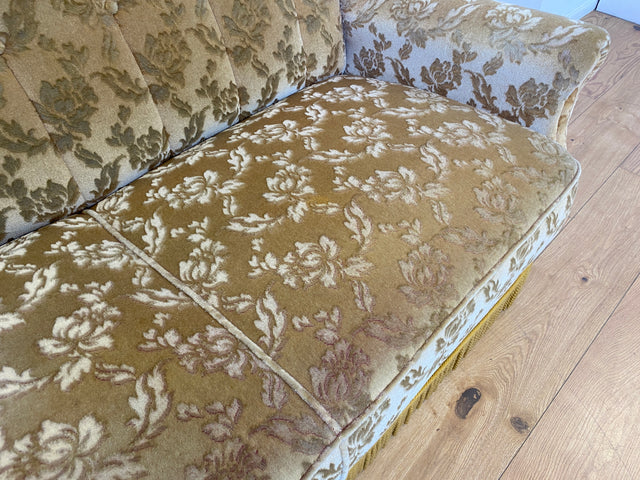 WMK I Versand I Freundliches und gemütliches Retro 2er Sofa mit tollem goldenem Samtbezug und Fransen