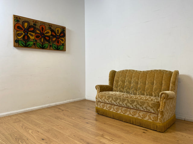 WMK I Versand I Freundliches und gemütliches Retro 2er Sofa mit tollem goldenem Samtbezug und Fransen