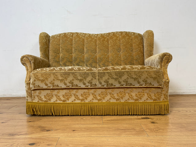 WMK I Versand I Freundliches und gemütliches Retro 2er Sofa mit tollem goldenem Samtbezug und Fransen