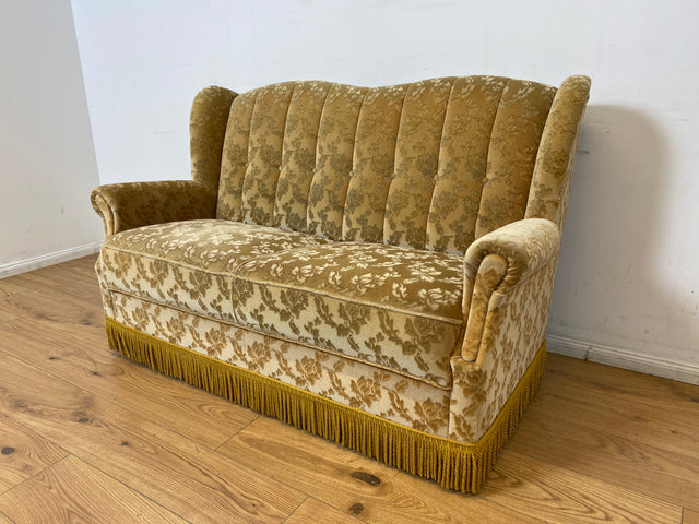 WMK I Versand I Freundliches und gemütliches Retro 2er Sofa mit tollem goldenem Samtbezug und Fransen