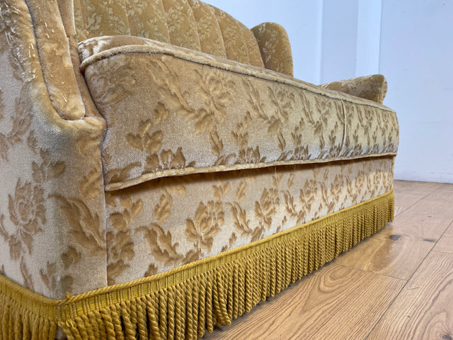 WMK I Versand I Freundliches und gemütliches Retro 2er Sofa mit tollem goldenem Samtbezug und Fransen