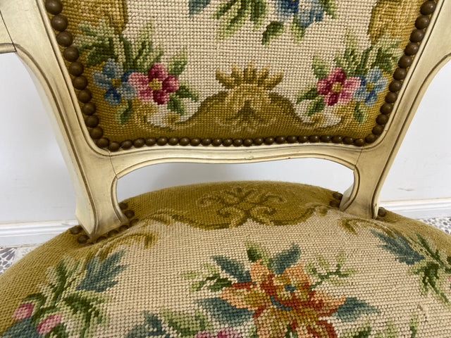 WMK# 1/2 Eleganter Sessel aus 1960ern im Rokoko Stil mit weiß-goldem Holzrahmen, floralem Gobelin Bezug & Federkern I Armlehnstuhl Stuhl Armchair Sitzgarnitur Chippendale Stilmöbel Louis XV Vintage
