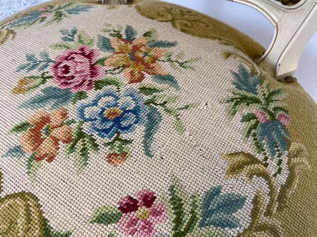 WMK# 1/2 Eleganter Sessel aus 1960ern im Rokoko Stil mit weiß-goldem Holzrahmen, floralem Gobelin Bezug & Federkern I Armlehnstuhl Stuhl Armchair Sitzgarnitur Chippendale Stilmöbel Louis XV Vintage