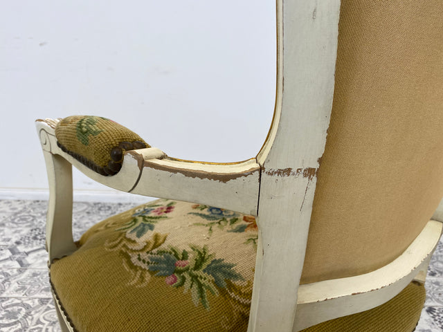 WMK# 1/2 Eleganter Sessel aus 1960ern im Rokoko Stil mit weiß-goldem Holzrahmen, floralem Gobelin Bezug & Federkern I Armlehnstuhl Stuhl Armchair Sitzgarnitur Chippendale Stilmöbel Louis XV Vintage