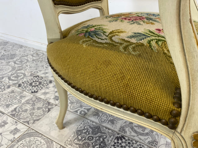 WMK# 1/2 Eleganter Sessel aus 1960ern im Rokoko Stil mit weiß-goldem Holzrahmen, floralem Gobelin Bezug & Federkern I Armlehnstuhl Stuhl Armchair Sitzgarnitur Chippendale Stilmöbel Louis XV Vintage
