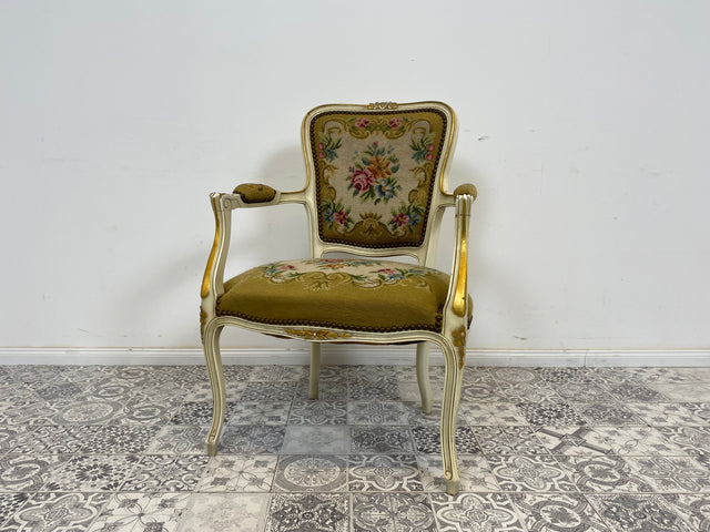 WMK# 1/2 Eleganter Sessel aus 1960ern im Rokoko Stil mit weiß-goldem Holzrahmen, floralem Gobelin Bezug & Federkern I Armlehnstuhl Stuhl Armchair Sitzgarnitur Chippendale Stilmöbel Louis XV Vintage
