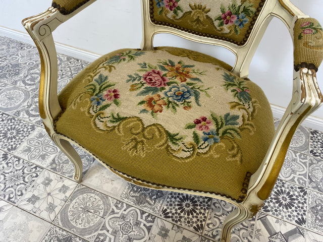 WMK# 1/2 Eleganter Sessel aus 1960ern im Rokoko Stil mit weiß-goldem Holzrahmen, floralem Gobelin Bezug & Federkern I Armlehnstuhl Stuhl Armchair Sitzgarnitur Chippendale Stilmöbel Louis XV Vintage