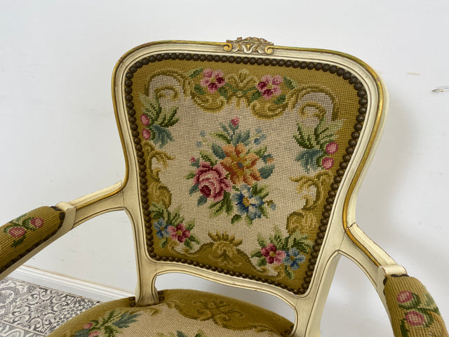 WMK# 1/2 Eleganter Sessel aus 1960ern im Rokoko Stil mit weiß-goldem Holzrahmen, floralem Gobelin Bezug & Federkern I Armlehnstuhl Stuhl Armchair Sitzgarnitur Chippendale Stilmöbel Louis XV Vintage