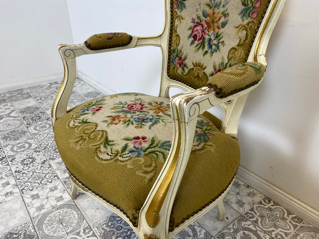 WMK# 1/2 Eleganter Sessel aus 1960ern im Rokoko Stil mit weiß-goldem Holzrahmen, floralem Gobelin Bezug & Federkern I Armlehnstuhl Stuhl Armchair Sitzgarnitur Chippendale Stilmöbel Louis XV Vintage