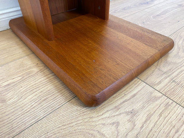 WMK I Hochwertiges schmales skandinavisches Standregal aus Teakholz I kleines Regal Bücherregal Holzregal Aufbewahrung Organizer CD Beistelltisch Danish Design Vintage Teak Berlin Dortmund Regensburg
