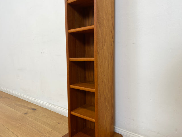 WMK I Hochwertiges schmales skandinavisches Standregal aus Teakholz I kleines Regal Bücherregal Holzregal Aufbewahrung Organizer CD Beistelltisch Danish Design Vintage Teak Berlin Dortmund Regensburg