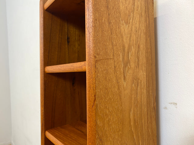 WMK I Hochwertiges schmales skandinavisches Standregal aus Teakholz I kleines Regal Bücherregal Holzregal Aufbewahrung Organizer CD Beistelltisch Danish Design Vintage Teak Berlin Dortmund Regensburg