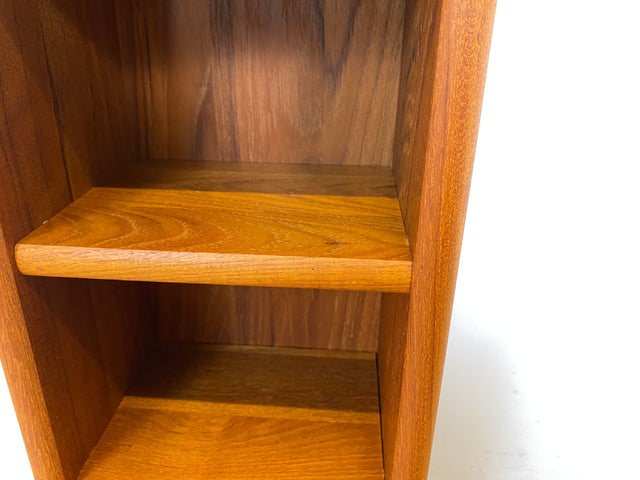 WMK I Hochwertiges schmales skandinavisches Standregal aus Teakholz I kleines Regal Bücherregal Holzregal Aufbewahrung Organizer CD Beistelltisch Danish Design Vintage Teak Berlin Dortmund Regensburg