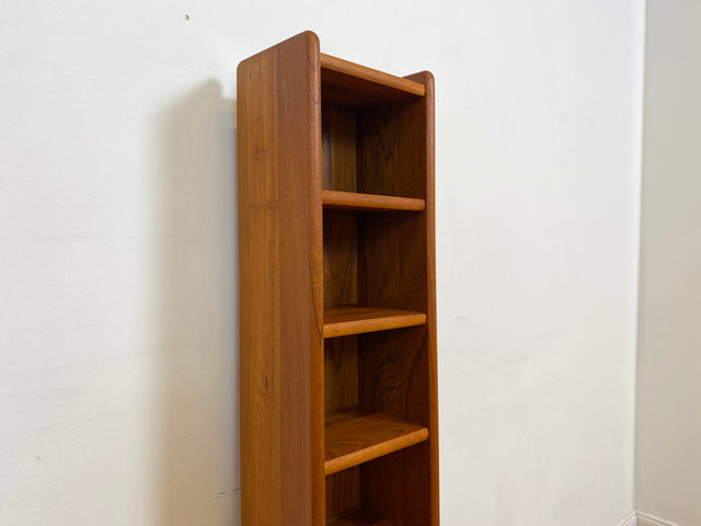 WMK I Hochwertiges schmales skandinavisches Standregal aus Teakholz I kleines Regal Bücherregal Holzregal Aufbewahrung Organizer CD Beistelltisch Danish Design Vintage Teak Berlin Dortmund Regensburg