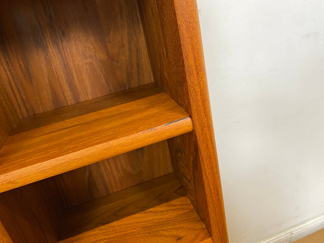 WMK I Hochwertiges schmales skandinavisches Standregal aus Teakholz I kleines Regal Bücherregal Holzregal Aufbewahrung Organizer CD Beistelltisch Danish Design Vintage Teak Berlin Dortmund Regensburg