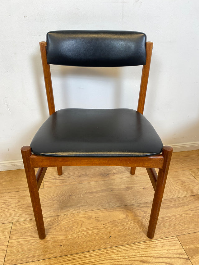 WMK I Set aus 4 stilvollen skandinavischen Designer Stühlen von Erik Buck aus Teakholz mit schwarzem Kunst Leder Bezug I Esszimmerstühle Küchenstühle Holzstühle Chairs Danish Design Vintage Skai Teak