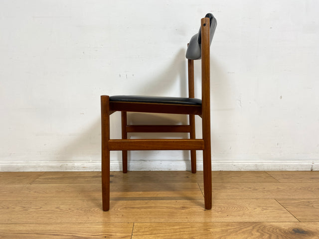 WMK I Set aus 4 stilvollen skandinavischen Designer Stühlen von Erik Buck aus Teakholz mit schwarzem Kunst Leder Bezug I Esszimmerstühle Küchenstühle Holzstühle Chairs Danish Design Vintage Skai Teak