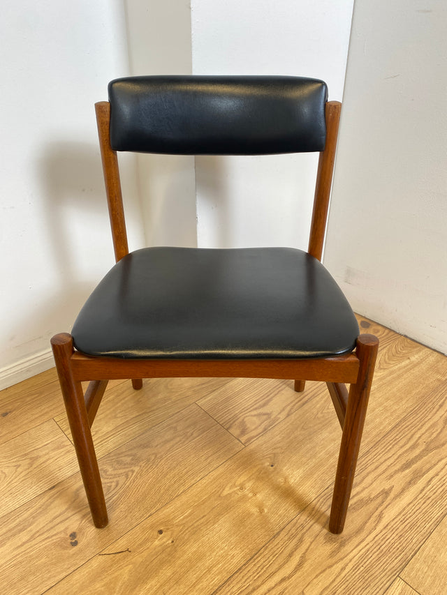 WMK I Set aus 4 stilvollen skandinavischen Designer Stühlen von Erik Buck aus Teakholz mit schwarzem Kunst Leder Bezug I Esszimmerstühle Küchenstühle Holzstühle Chairs Danish Design Vintage Skai Teak