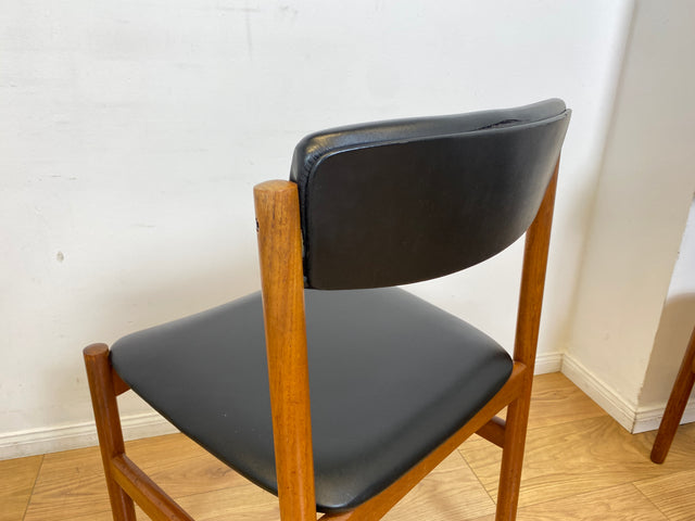 WMK I Set aus 4 stilvollen skandinavischen Designer Stühlen von Erik Buck aus Teakholz mit schwarzem Kunst Leder Bezug I Esszimmerstühle Küchenstühle Holzstühle Chairs Danish Design Vintage Skai Teak