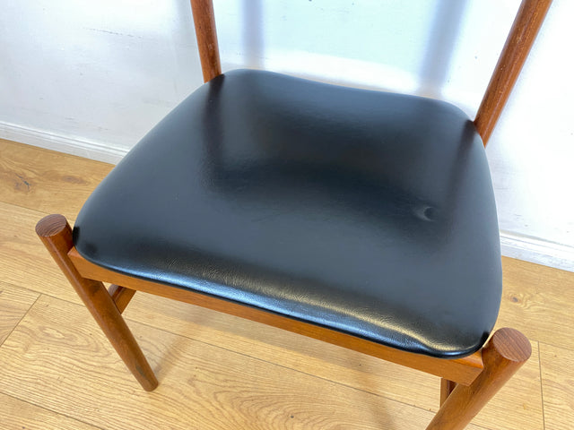 WMK I Set aus 4 stilvollen skandinavischen Designer Stühlen von Erik Buck aus Teakholz mit schwarzem Kunst Leder Bezug I Esszimmerstühle Küchenstühle Holzstühle Chairs Danish Design Vintage Skai Teak