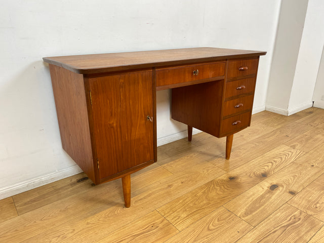 WMK I Stilvoller skandinavischer Mid-Century Schreibtisch in Teakholz , freistellend, mit Schubladen und Holzgriffen I Writing Desk Arbeitstisch Bürotisch Danish Design 50er 60er Berlin Köln Hamburg