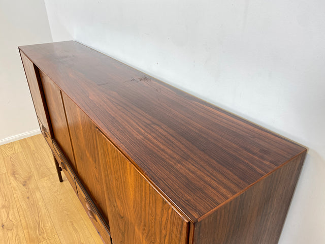 WMK Hochwertiges skandinavisches Mid-Century Highboard aus vollem Holz im seltenem Rio Palisander mit Schiebetüren und Schubladen I Sideboard Schrank Cabinet Danish Design 60er Rosewood Berlin Hamburg