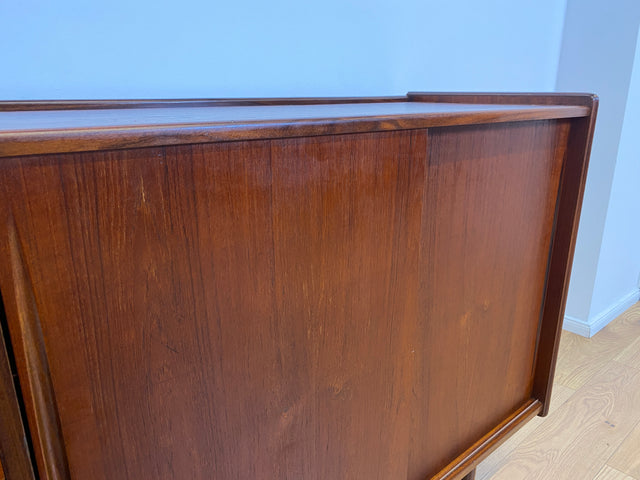 WMK # Hochwertiges skandinavisches Mid-Century Designer Sideboard von Arne Vodder , Vollholz in Teak mit Schiebetüren und Schubladen # Kommode Highboard Schrank Anrichte Danish Design Vintage Teakholz