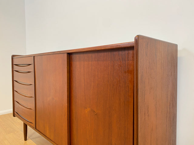 WMK # Hochwertiges skandinavisches Mid-Century Designer Sideboard von Arne Vodder , Vollholz in Teak mit Schiebetüren und Schubladen # Kommode Highboard Schrank Anrichte Danish Design Vintage Teakholz