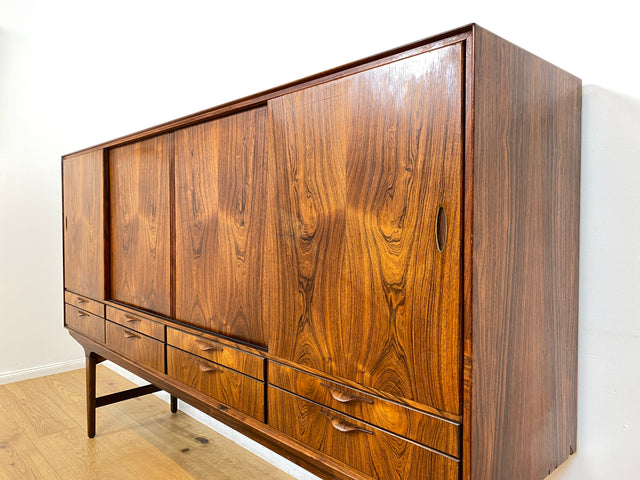 WMK Hochwertiges skandinavisches Mid-Century Highboard aus vollem Holz im seltenem Rio Palisander mit Schiebetüren und Schubladen I Sideboard Schrank Cabinet Danish Design 60er Rosewood Berlin Hamburg